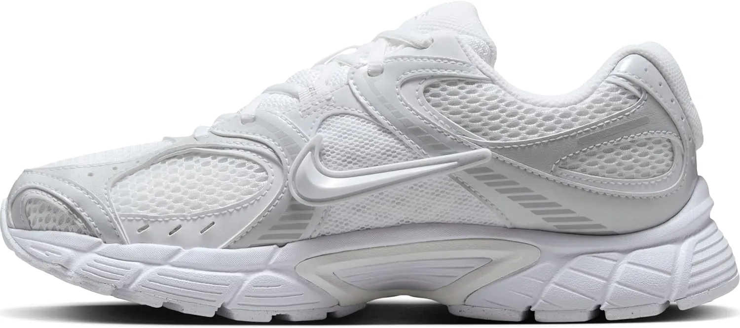 Nike Women's V5 Runner Sneaker